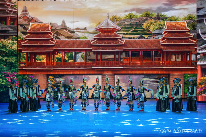 坐坐来到贵州当然搜寻到这里最著名的多彩贵州风演出了作为第一晚的