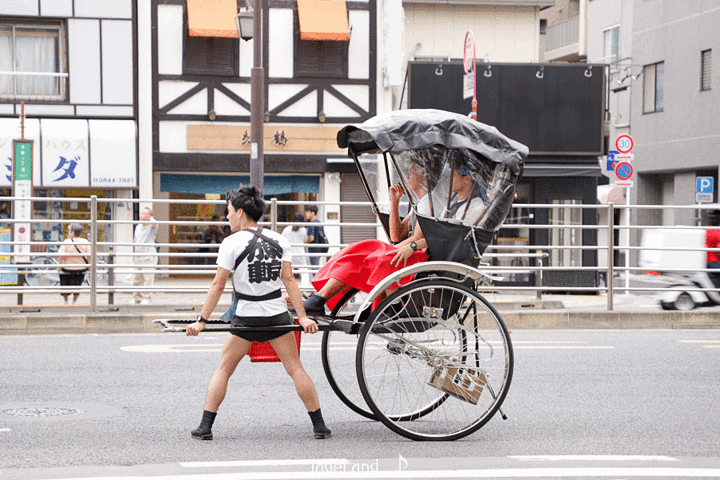搭乘一次传统的人力车也是一种不错的体验~~(好些拉车的小哥哥颜值都