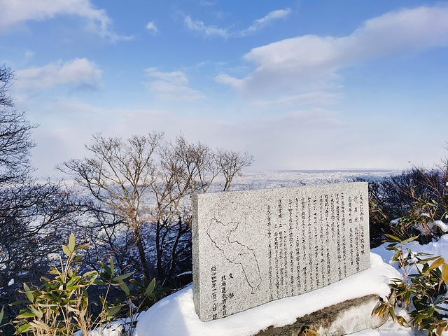 "尤其是在札幌市作为继长崎、神户之后的第2位和第3位，一起被选定为“日本新三大夜景”后，来这里观..._藻岩山"的评论图片