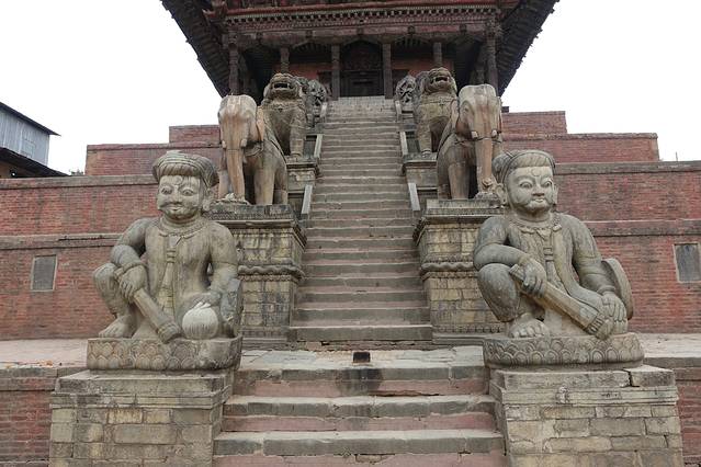 尼亚塔波拉神庙