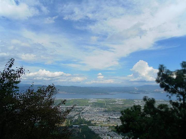 "一般游览苍山，可选择从中和索道或感通索道上到半山腰，沿玉带云游路步行欣赏沿途美景，到七龙女池中..._苍山"的评论图片