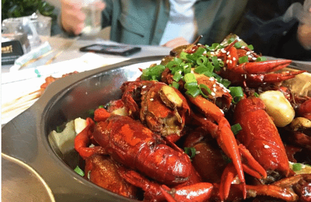 强记啃指绝味虾