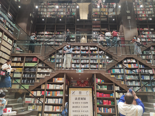 "书店很大，看书的人很多，大家都很安静，最适合拍照的区域人更多，有些嘈杂_钟书阁(重庆店)"的评论图片