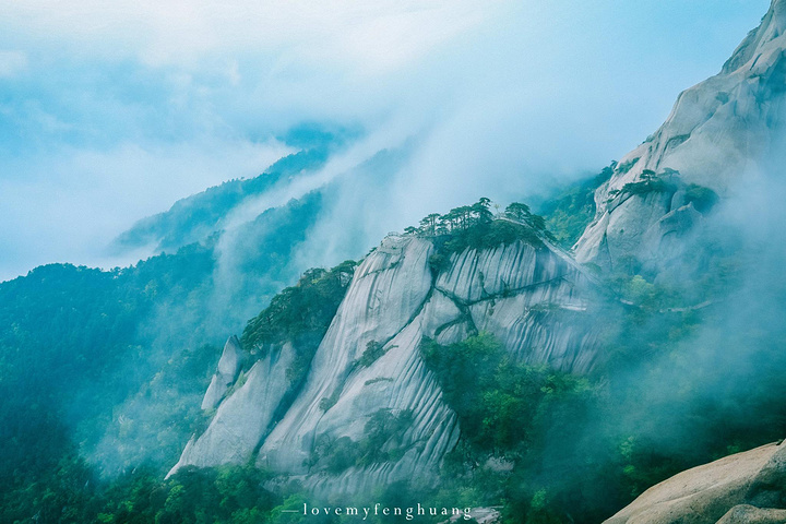 "...，这些远看似古堡魏立的天柱山岩石，在西关群峰垂直节理中非常发育，形成了横看成岭侧成峰的美丽景致_天柱山"的评论图片