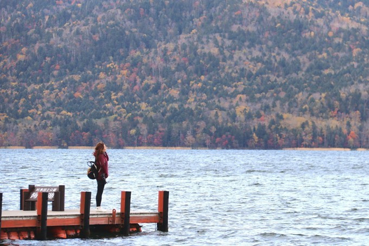 "这个地方很美，到处是深秋的画卷，很庆幸自己早上没有因为天气不好放弃它（早上出门本来想直接去 札幌 了_阿寒湖"的评论图片