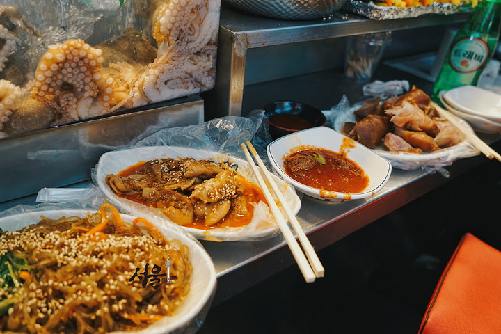 "市场内贩卖的物品种类五花八门，日用品、衣料、海鲜、果蔬，应有尽有，不过闻名于世的还是这里的传统小吃_广藏市场美食街"的评论图片