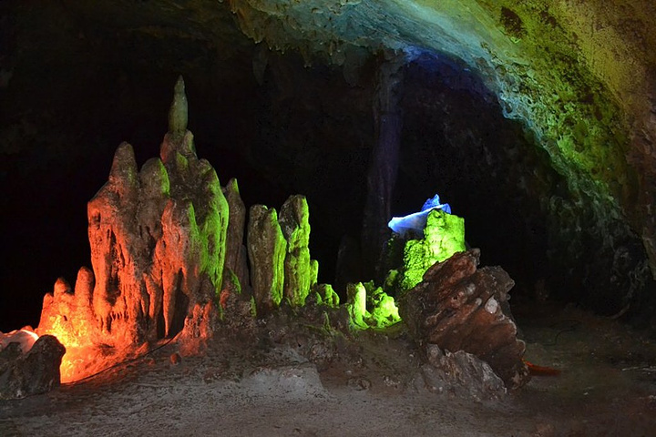 钟乳石经过常年的堆积形成了妖精洞,神田,东海龙宫,盘丝洞等特色景观