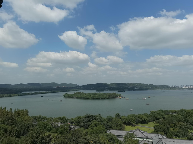 "小朋友拿着门票怎么不进去呢？好美的景致。好美的蓝天白云。雷峰塔。不同角度的西湖_雷峰塔"的评论图片