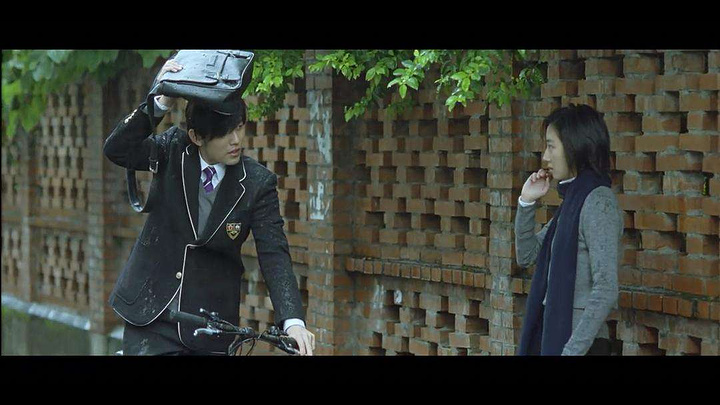 在淡江中学游览的很多游客是韩国人,一个韩国的小姐