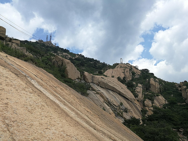 "【小提示】碣石山不高但非常险峻，夏日登山建议带2瓶水，山上多为岩石少高大树木，注意防晒_碣石山景区"的评论图片