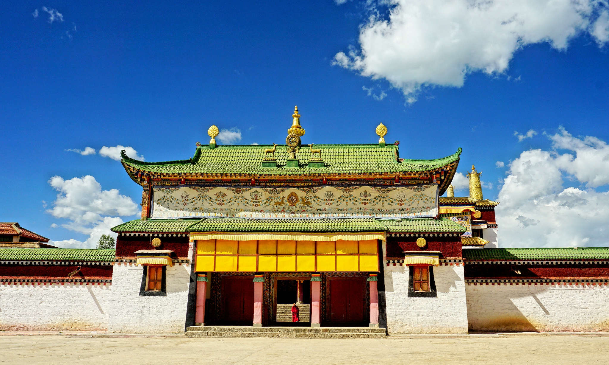 各莫寺又称慧园寺是阿坝州藏传佛教三大格鲁派寺院之一也是一座显密