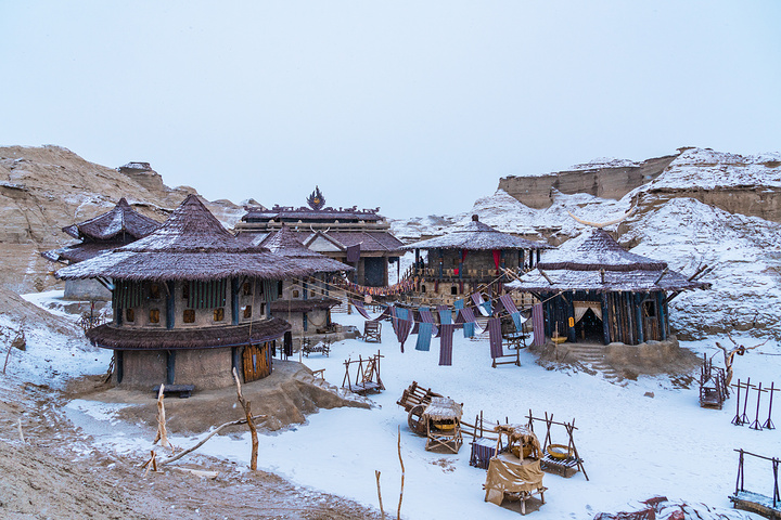 游览其中,犹如穿梭时空,梦回上古;古代营寨布景交错,仿佛一伸手,就会