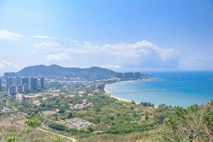 最好的是下午四五点到同时能看到白天和夜晚华灯初上的风景这里视野