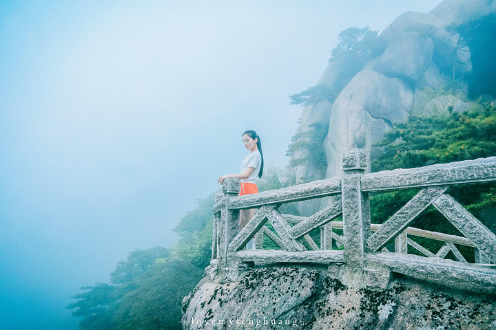 "...，这些远看似古堡魏立的天柱山岩石，在西关群峰垂直节理中非常发育，形成了横看成岭侧成峰的美丽景致_天柱山"的评论图片