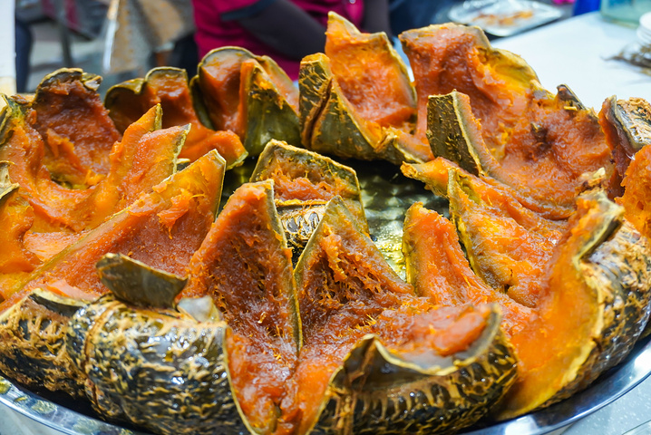 "既可以满足了你的味蕾，也能让你感受到新疆的民族风情。对于一个吃货来说，和田夜市简直就是一个美食天堂_和田夜市"的评论图片