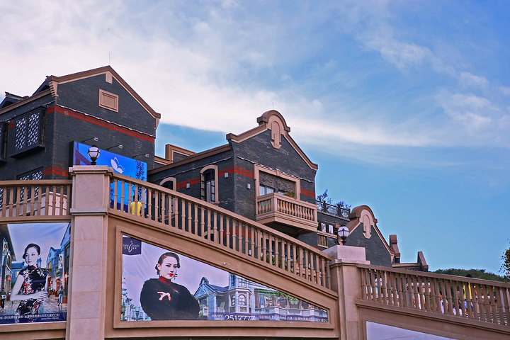 各种西式古典建筑和东方韵味混合在一起,形成了怀旧又摩登的海派风格