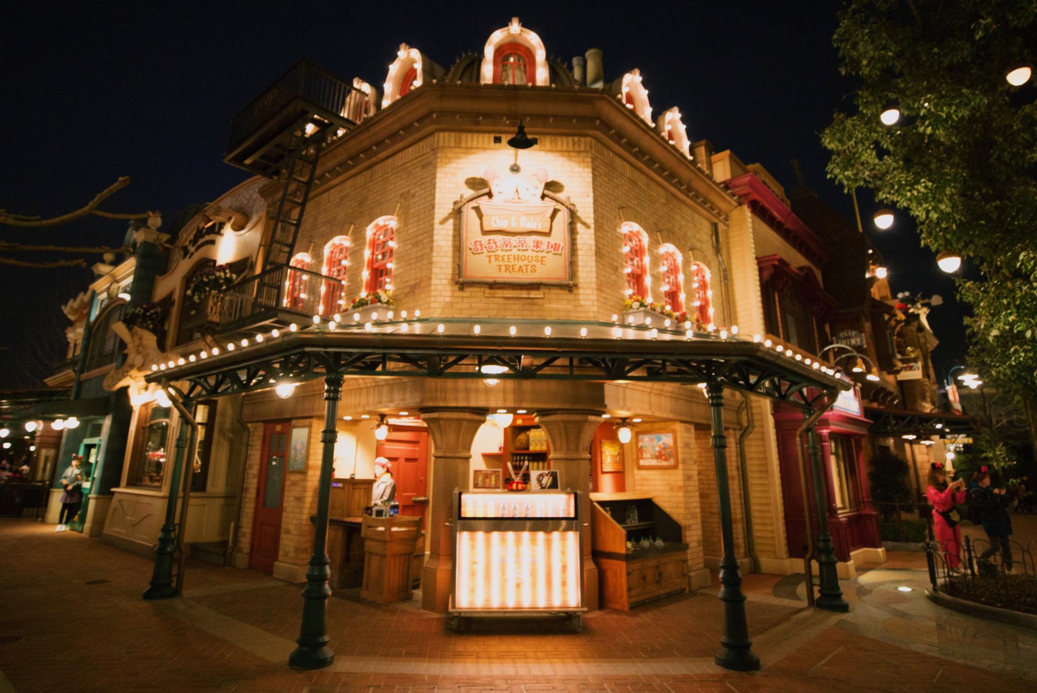 橱窗里的物件似乎也都灵动了起来