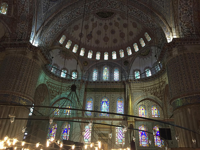"清真寺内墙壁全部用蓝、白两色的依兹尼克瓷砖装饰故名，是伊斯坦布尔最重要的标志性建筑之一_蓝色清真寺"的评论图片