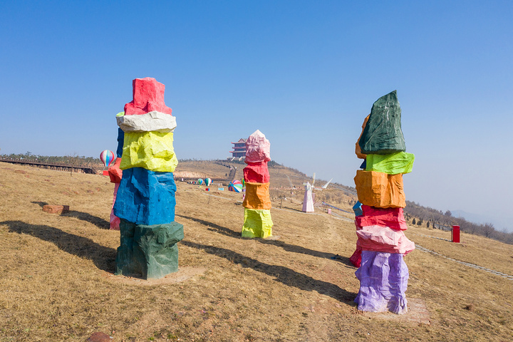 "伏羲山的云上牧场是被称之为“最适合打卡拍照”的圣地，也是情侣、亲子游的不二之选，这里有好几个区..._云上牧场"的评论图片