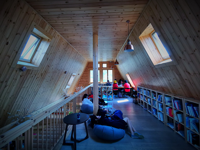 1473咖啡馆所在的山脊,是北京延庆与河北赤城的分界山脉.