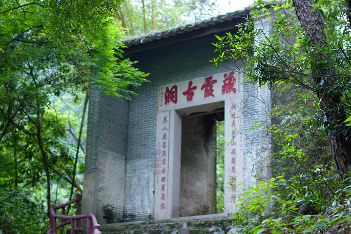 "前往飞霞山风景区，最好的方法就是游船+步行构成一幅一水远赴海，两山高入云的大自然美景出发吧朋友们_飞霞风景名胜区"的评论图片