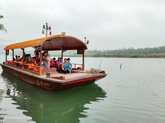 船票40元,而且,乘坐游船只需要购买游船票,就免景区门票了