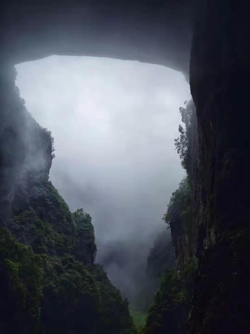 "✔️：打卡悬崖玻璃眺台，高280米，有点下雨，雾很大。喀斯特地貌，亚洲最大的天生桥群_武隆"的评论图片