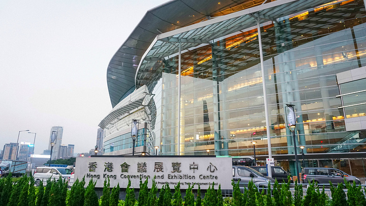 2021香港会议展览中心的外观造型像极了飞鸟展翅 也有传说酷像一头龟 当 龟 游向 维多利亚港 香港会议展览中心 评论 去哪儿攻略