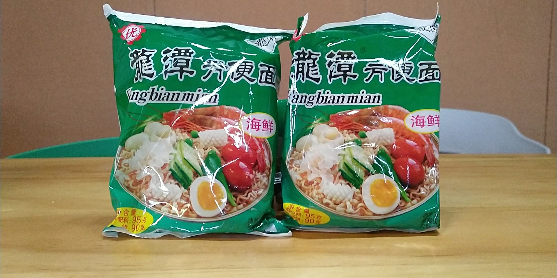 让我一下想起了小时候天坛牌绿袋方便面的味道,于是对老公千