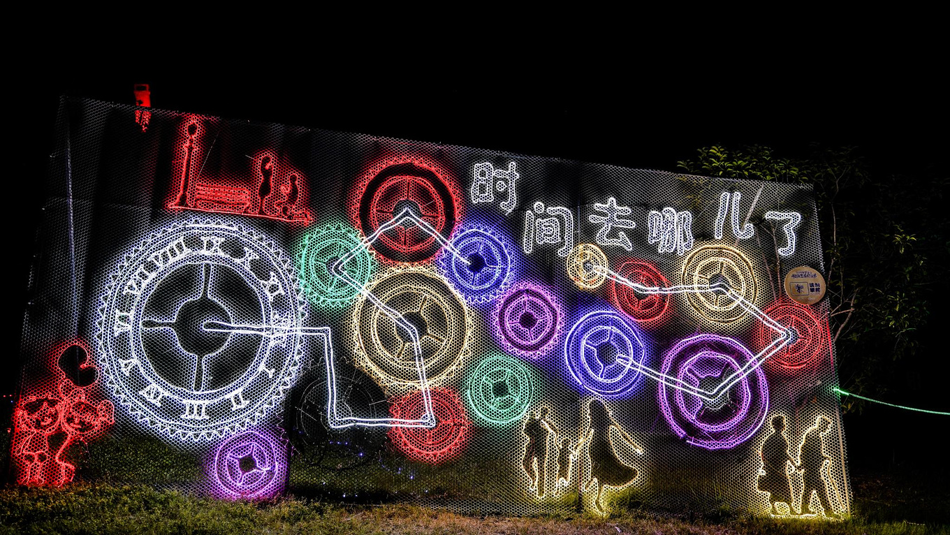 解放军士兵的灯光还有时间都去哪儿这样的主题灯光巨型月亮,孔雀开屏