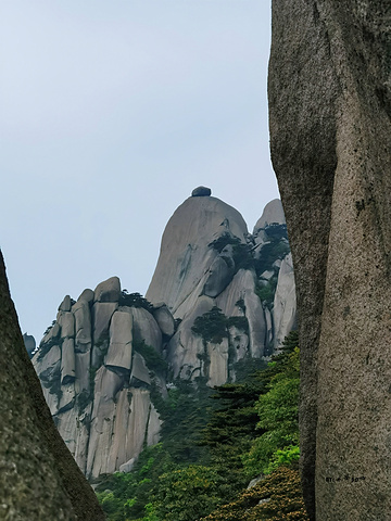 "五一假期，徒步的人不少，从南大门到索道上站一路上登山舒适度都很好。哦，攀岩也没试过，不知道手劲够不够_天柱山"的评论图片