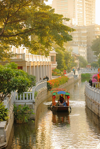 沿路游览,可观景点非常丰富 荔枝湾,又名荔枝湾涌,是 广州 老城区西关