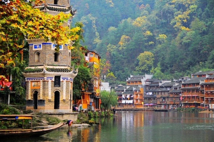 凤凰古城最有名的是那一幢幢古色古香,富有浓郁土家族风韵的吊脚楼,但