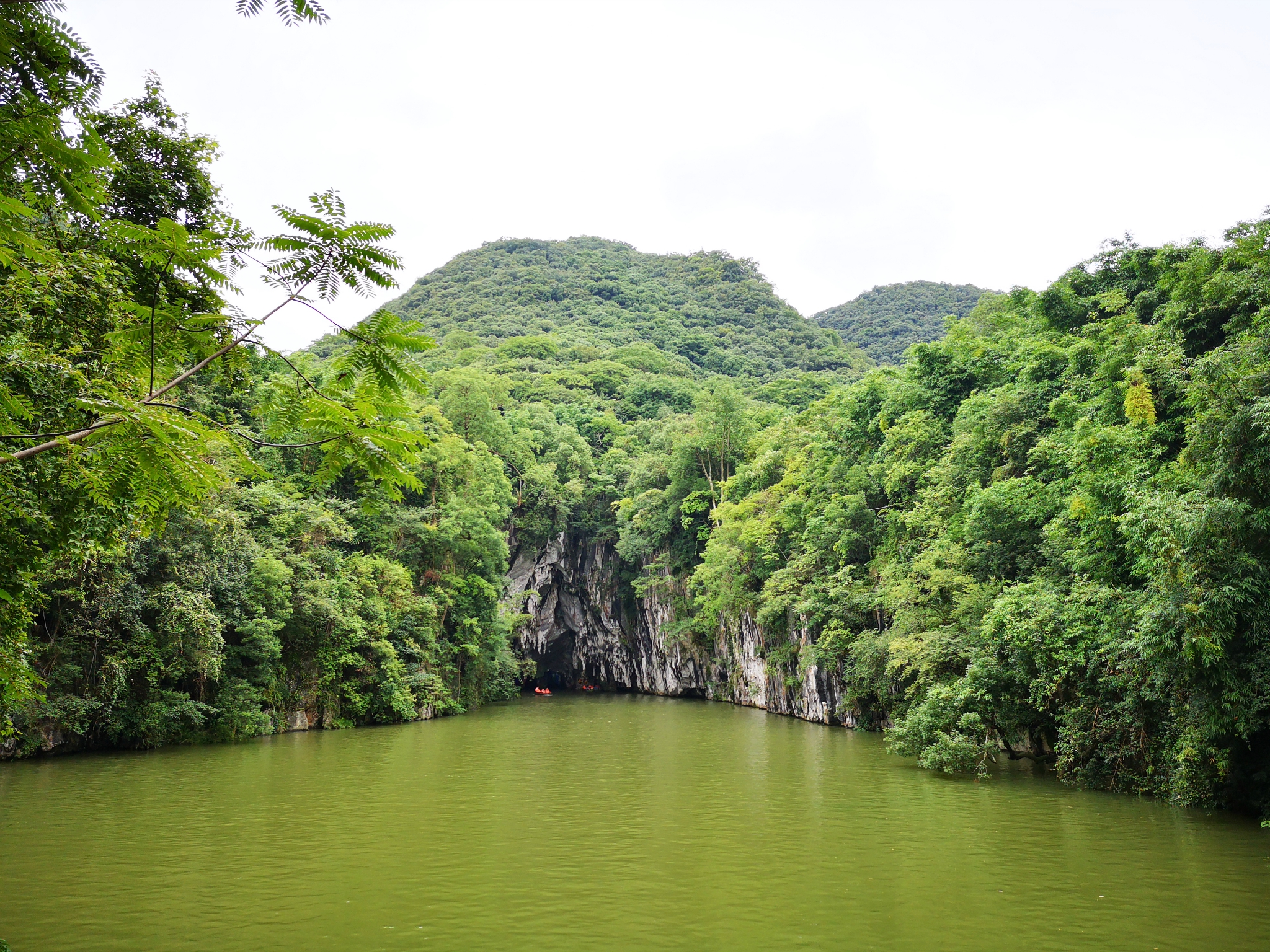 峽谷,瀑布,峰林,絕壁,溪河,石林,漏斗,暗河等多種喀斯特地質地貌景觀