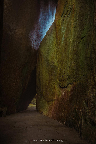 "...，这些远看似古堡魏立的天柱山岩石，在西关群峰垂直节理中非常发育，形成了横看成岭侧成峰的美丽景致_天柱山"的评论图片