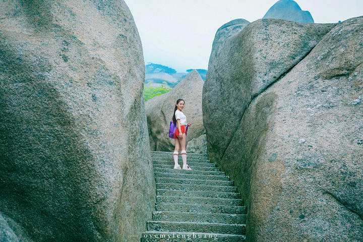 "...，这些远看似古堡魏立的天柱山岩石，在西关群峰垂直节理中非常发育，形成了横看成岭侧成峰的美丽景致_天柱山"的评论图片