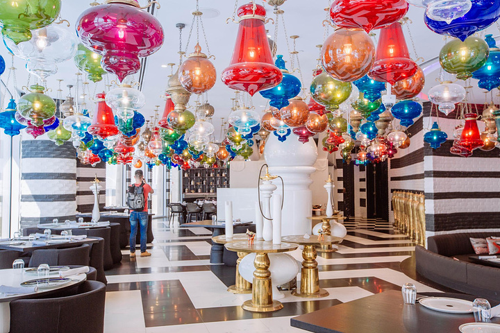 "走进酒店内就感觉到奢华高端感，大堂休息区内就是非常适合拍照的地方_多哈蒙德里安酒店(Mondrian Doha)"的评论图片