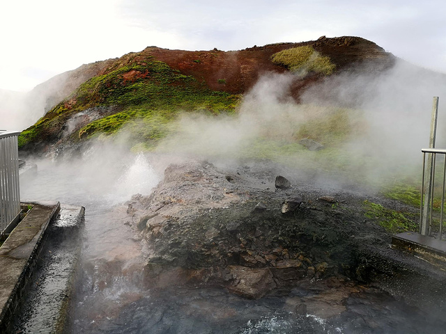 "...Deildartunguhver)是冰岛最大的温泉，也是欧洲最大的天然温泉，水温最高达97°C_德尔达图赫菲温泉"的评论图片