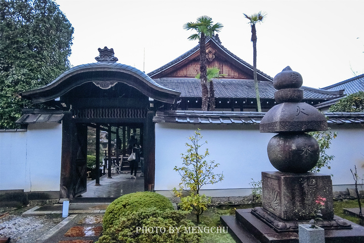 "虽然寺院很小很古朴，但还是会有当地人来到这里。很难想象在熙来攘往的祇园深处竟藏着如此一座安静的小寺院_正伝永源院"的评论图片