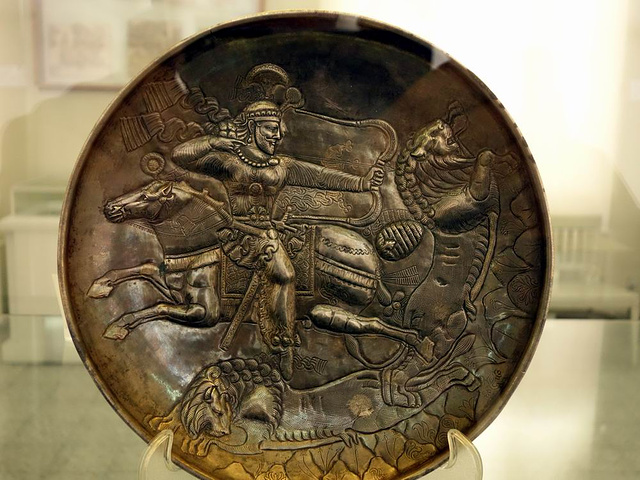 "伊朗国家博物馆内收藏的文物据说多达30万件，有史前文物、公元初以及伊斯兰时期的文物和伊斯兰后期文物等_伊朗国家博物馆"的评论图片