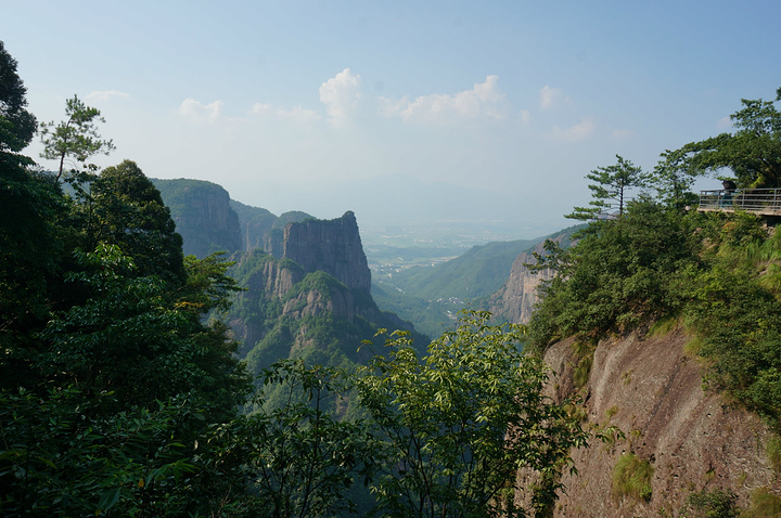 "景色确实非常不错。神仙居横跨的面积很大，周围众山巍兀独立，险峻无比_神仙居"的评论图片