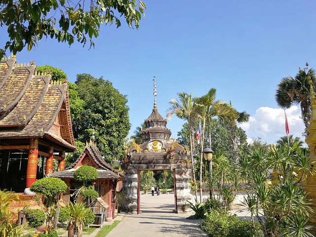 走進傣族園,必去曼春滿佛寺這是一座歷史悠久的古寺廟,國家重點文物