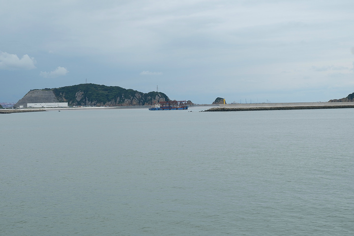 停靠在岸等待游客的游轮海上风电场东海大桥  东海大桥起始于上海浦东
