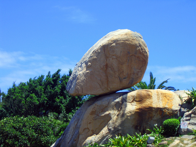 "位于东山县的一处景区内，该岩石构造较有特色，几乎是东山旅游必去之地，推荐可前往观赏_东山风动石景区"的评论图片