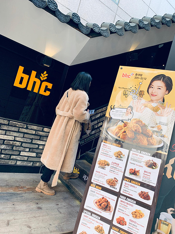 "就是这家炸鸡店，超级超级好吃，我也不知道该怎么形容了，反正以后去首尔我还会去吃的～_弘大俱乐部街"的评论图片
