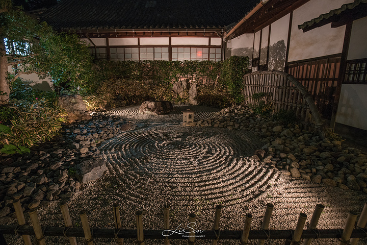 "...了参观青莲院，我们不得不减少当晚温泉酒店泡温泉的时间，赶在21:00前来到青莲院参观这里的夜枫_青莲院"的评论图片