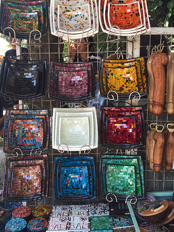 "刚好路过乌布艺术市场，这里的手工艺品很多，竹编包捕梦网琉璃杯托batik_乌布艺术市场"的评论图片