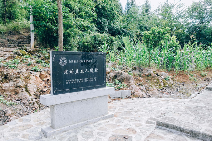 建始直立人遗址博物馆在景区游客服务中心边,因为高坪镇曾出土了著名