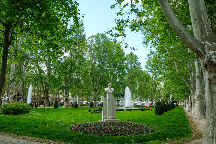 "公园有许多名人塑像。和在Zrinjevac 公园休闲的外国美女合影留念。Zrinjevac 公园_Park Zrinjevac"的评论图片