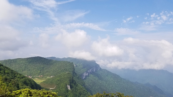 遊玩金佛山,一般至少需要一天.西坡,北坡和山頂都有住宿的地方.